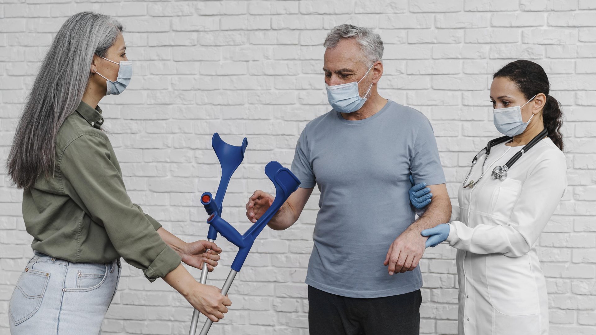 Hombre y mujer con muletas