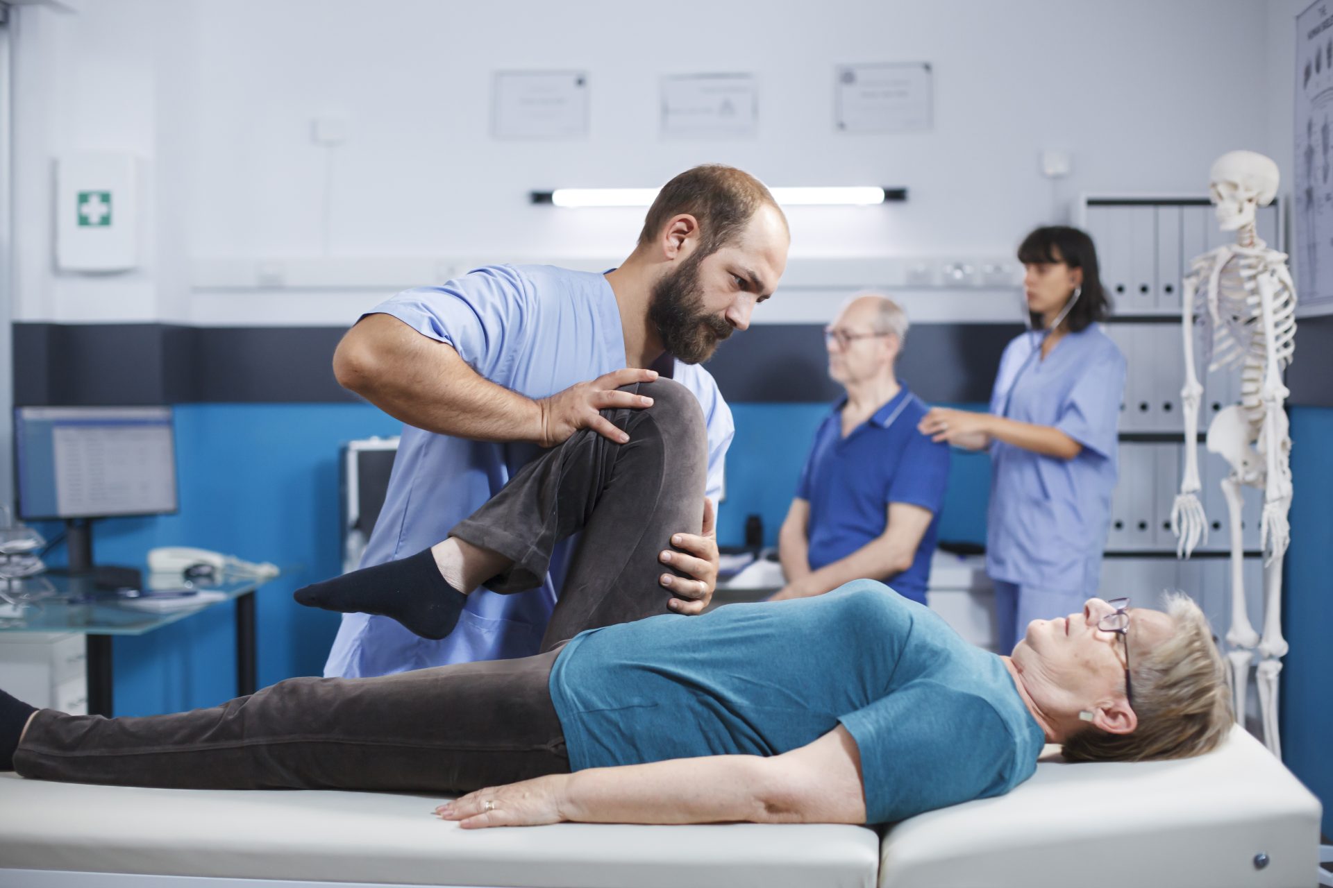 Fisioterapeutas trabajando con pacientes